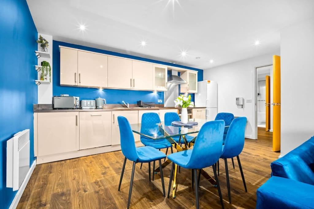 Top Floor City Centre Apartment - Sleeps 7 - 4 Beds - With Balcony And Parking - Smart Tv'S On Each Bedroom Wall - 5 Mins From Bullring, Selfridges, Moor Street Station - By Zena Stays Birmingham Kültér fotó