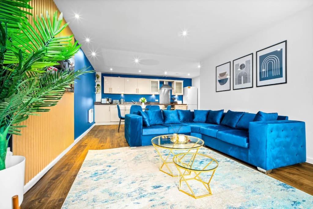 Top Floor City Centre Apartment - Sleeps 7 - 4 Beds - With Balcony And Parking - Smart Tv'S On Each Bedroom Wall - 5 Mins From Bullring, Selfridges, Moor Street Station - By Zena Stays Birmingham Kültér fotó